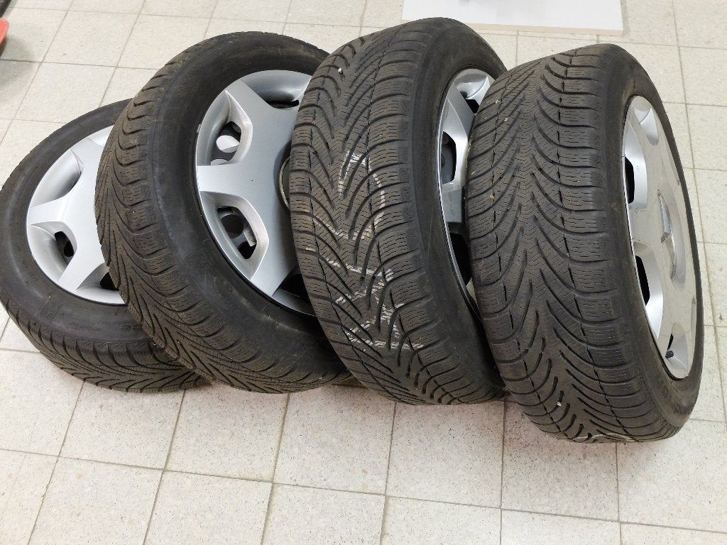 4 pneus hiver sur jantes + enjoliveurs Mercedes, Autos : Pièces & Accessoires, Pneus hiver, 16 pouces, Véhicule de tourisme, 205 mm