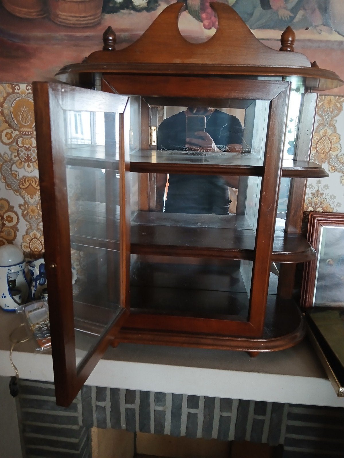 Petite vitrine murale vintage en bois avec fond miroir, Enlèvement ou Envoi, Verre
