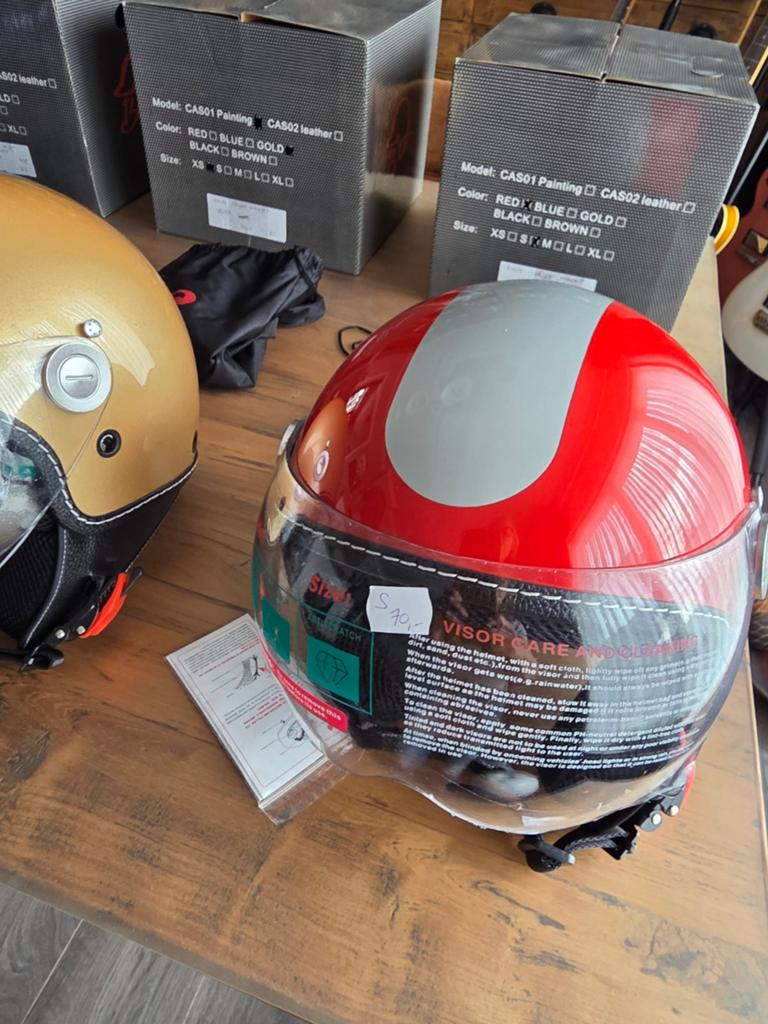 Vespa helmen nieuw, Enlèvement