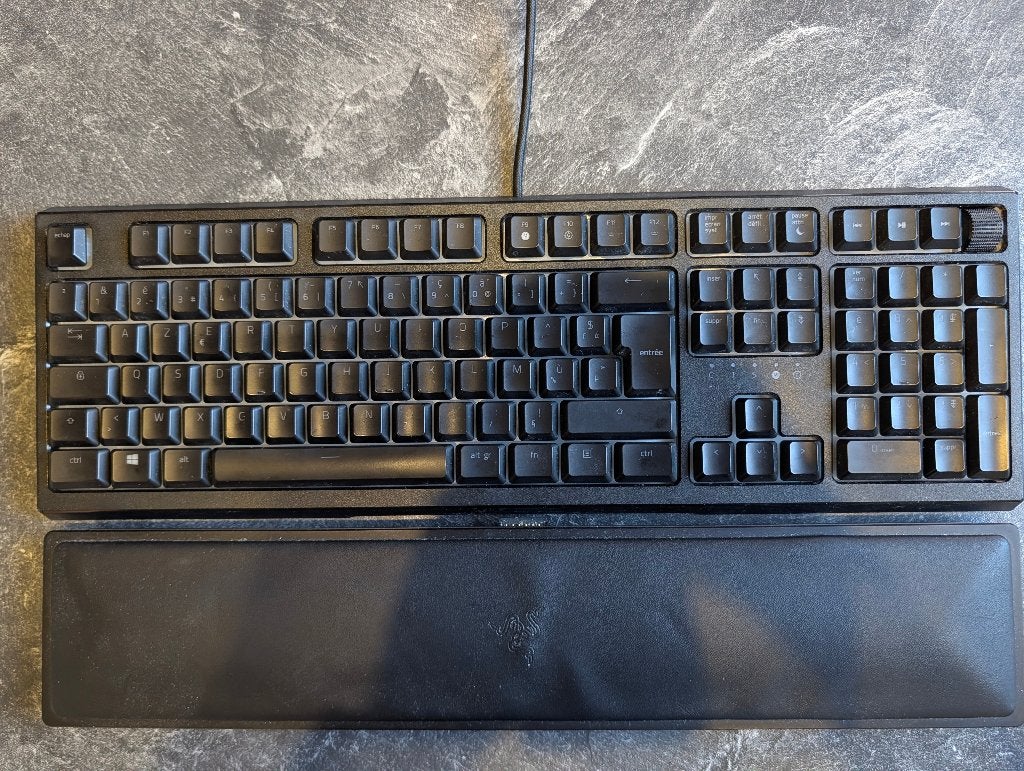 Razer Ornata v2 met polssteun (gamingtoetsenbord), Computers en Software, Toetsenborden, Gaming toetsenbord, Azerty, Ophalen of Verzenden