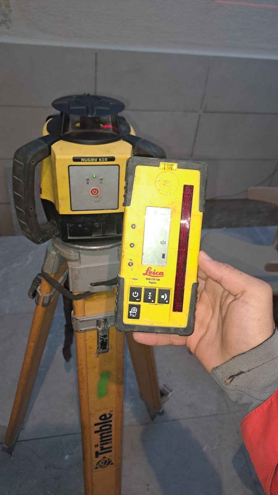 Laser rotatif LEICA RUGBY 610 + Récepteur Rod Eye 160 + Trép, Doe-het-zelf en Bouw, Ophalen, Gebruikt, Accessoires