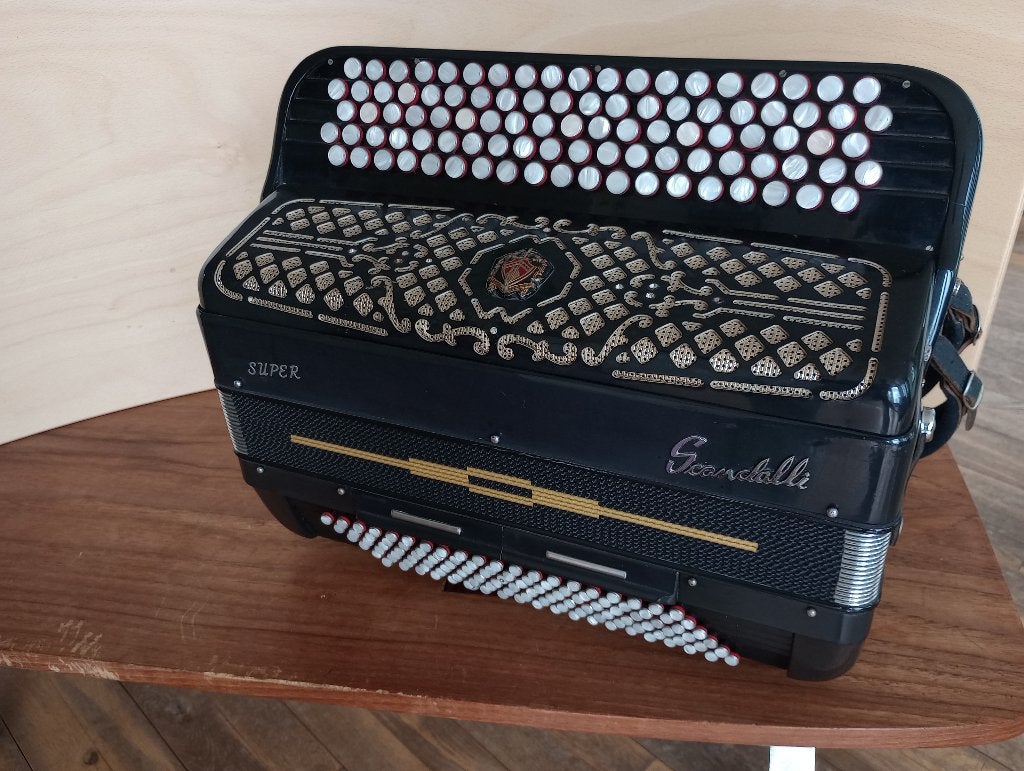 Accordeon Scandalli Super, Muziek en Instrumenten, Accordeons, Gebruikt, Knopaccordeon, 120-bas, Scandalli, Met riemen, Ophalen