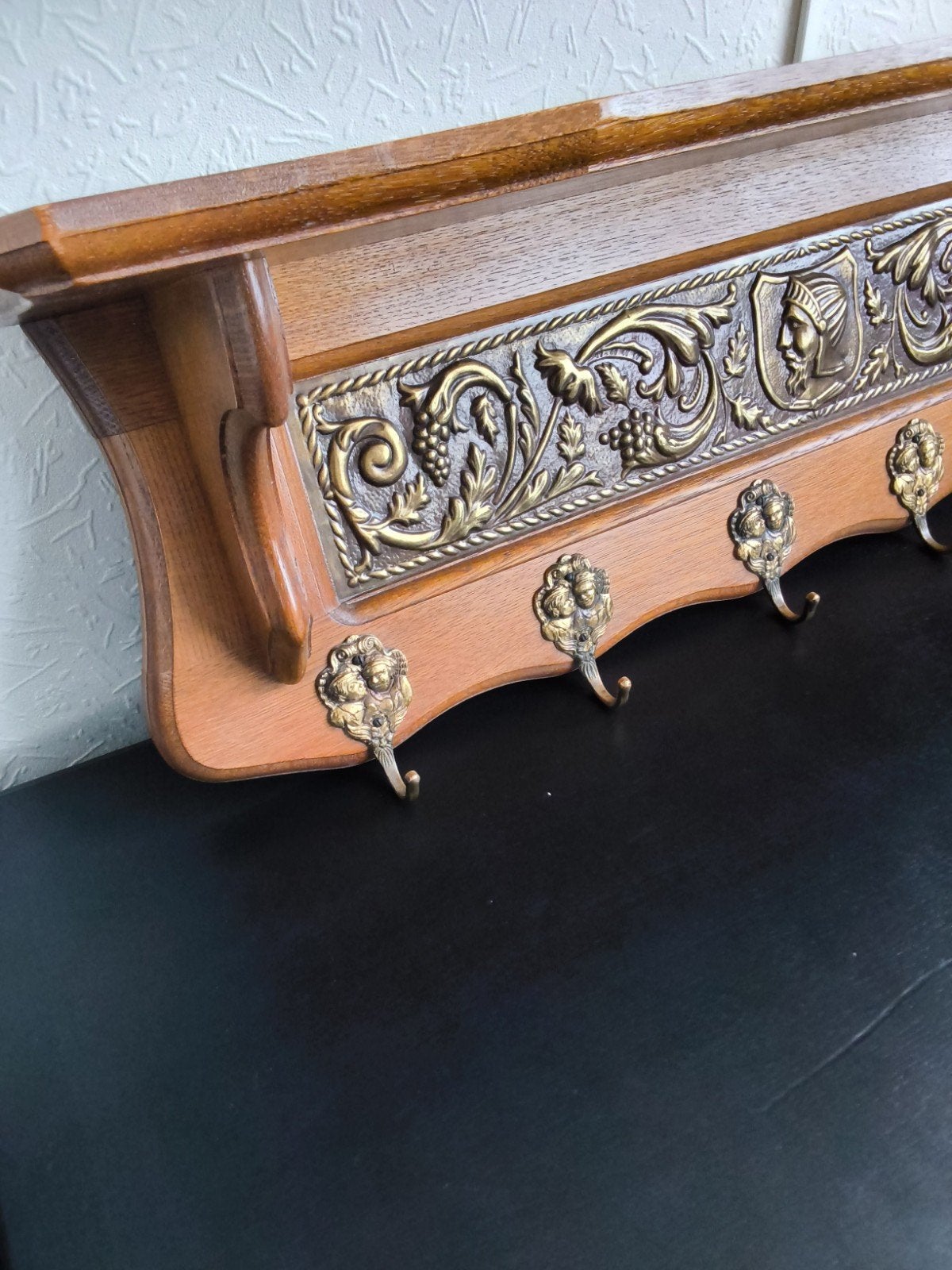 wandkapstok met metalen relief  !, Huis en Inrichting, Ophalen, Gebruikt, Hout, Wandkapstok