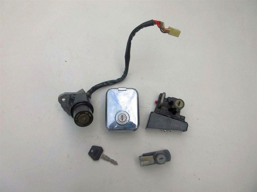 Kawasaki Z305 slotenset contactslot tankdop zadelslot 305LTD, Motoren, Ophalen of Verzenden, Gebruikt