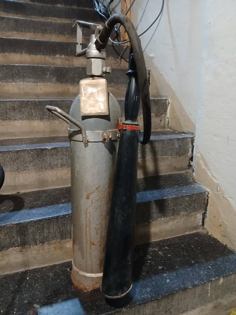 Ancien extincteur, Enlèvement, Extincteur