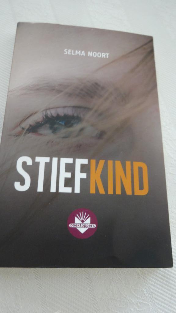 Boek: Stiefkind, Ophalen of Verzenden, Zo goed als nieuw