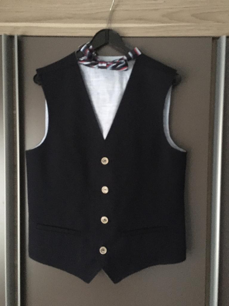 Blauw ondervestje  met wit hemdje en strikje, Kinderen en Baby's, Ophalen of Verzenden, Zo goed als nieuw