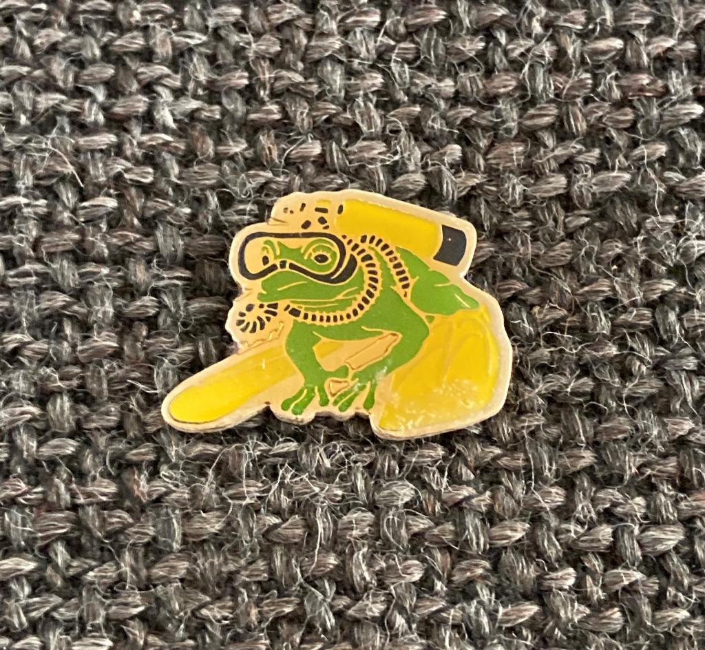 PIN - KIKKER - GRENOUILLE - FROG - DUIKEN - PLONGER, Verzenden, Gebruikt, Dier of Natuur, Speldje of Pin