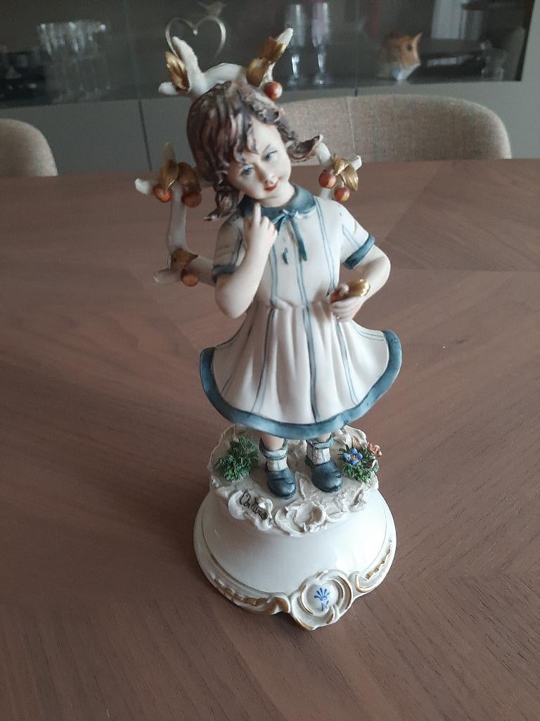 Porseleinen vintage Capodimonte beeld meisje met kersenboom, Enlèvement ou Envoi, Comme neuf, Humain