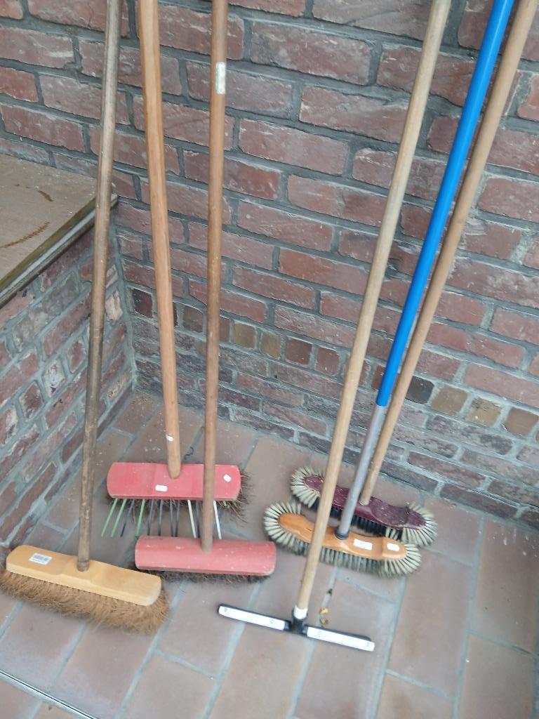 Lot poetsmateriaal, Ophalen, Bezem of Borstel