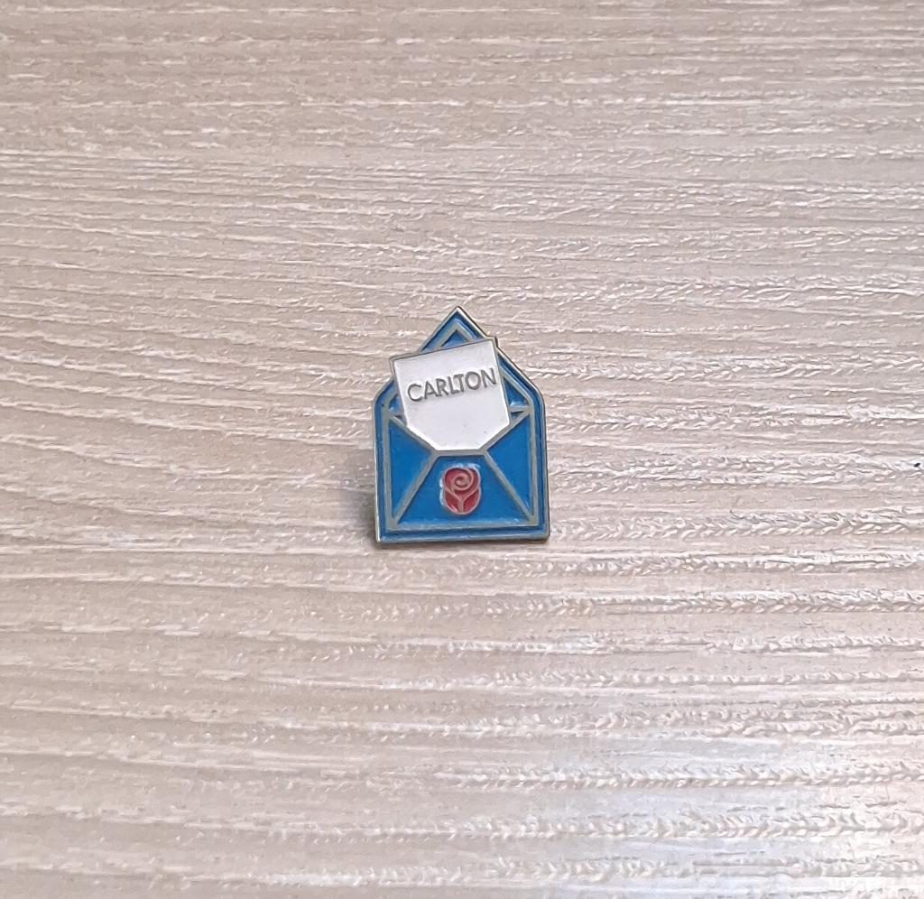 PIN - CARLTON - BRIEF - ROOS, Collections, Envoi, Utilisé, Autres sujets/thèmes, Insigne ou Pin's