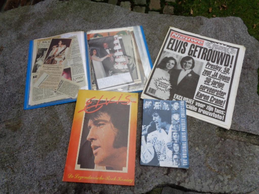 Elvis Presley , verzameling boeken en kranten knipsels, Verzamelen, Ophalen of Verzenden, Gebruikt, Boek, Tijdschrift of Artikel