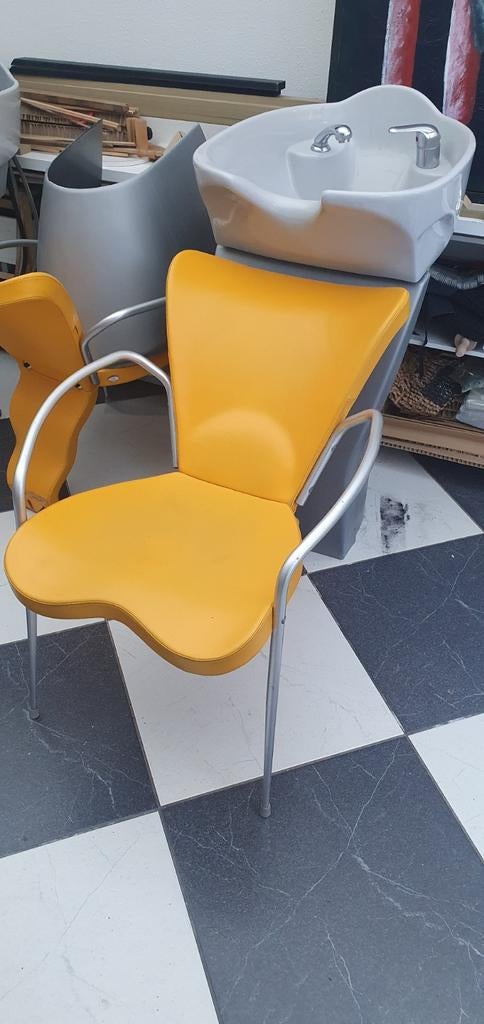 2 kapsalon wasbakken, Ophalen