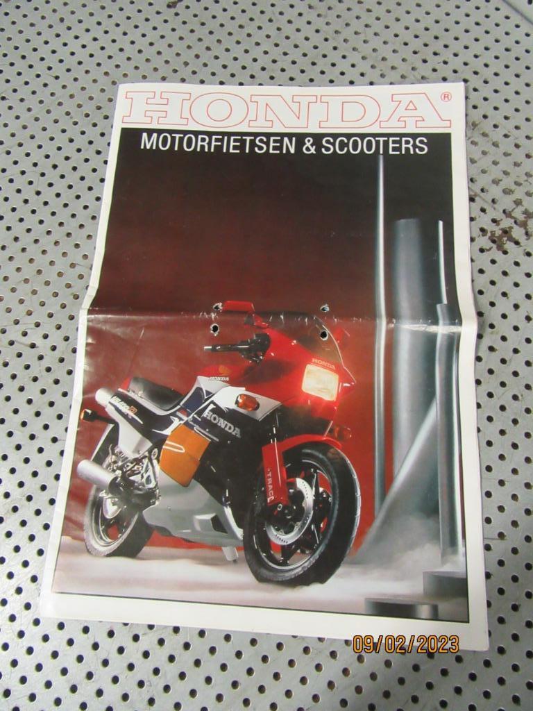 Honda Mod.1985 kleurenfolder Reclame Advertentie o.a. NS400R, Ophalen of Verzenden, Gelezen, Merk of Model