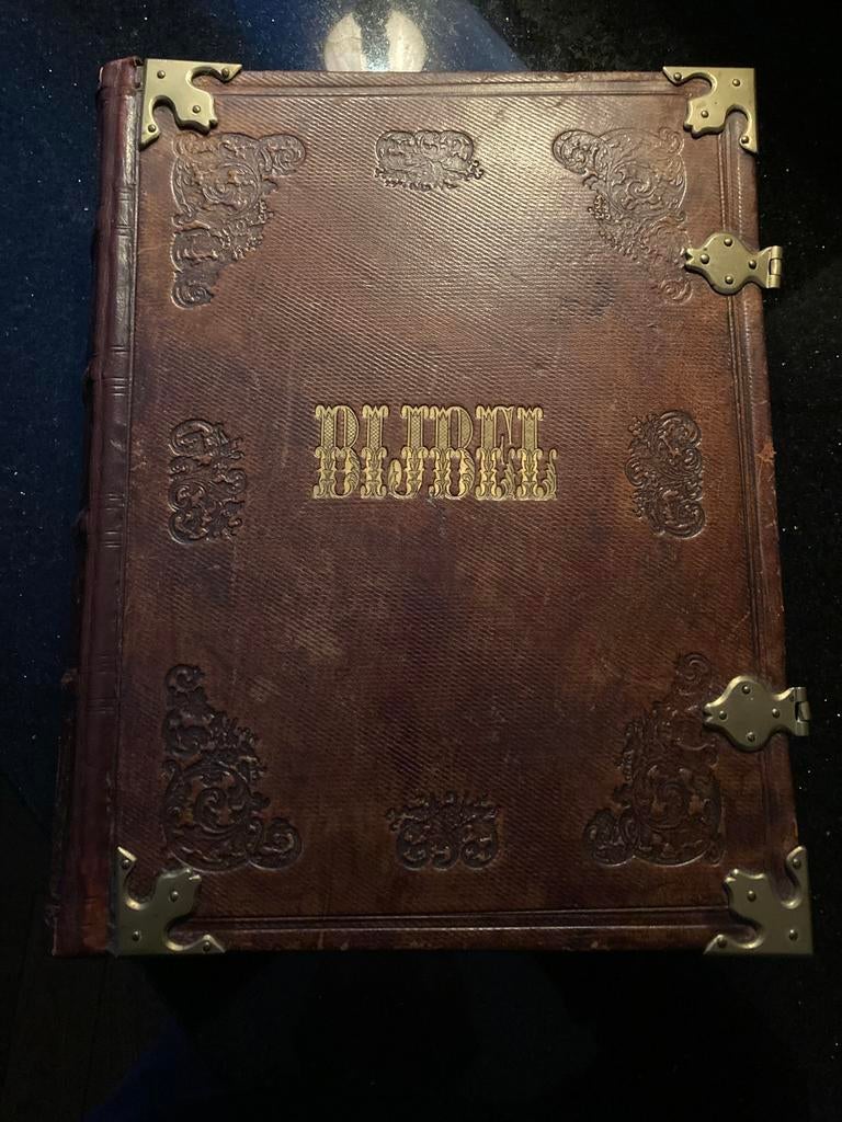 Bijbel in leder met messing sluitwerk, Antiek en Kunst, Antiek | Boeken en Manuscripten, Verzenden