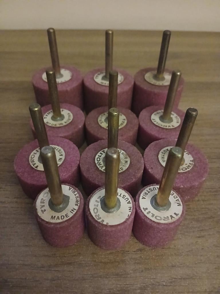 12 meules sur tiges Tyrolit (pierres a meuler), Ophalen of Verzenden, Zo goed als nieuw
