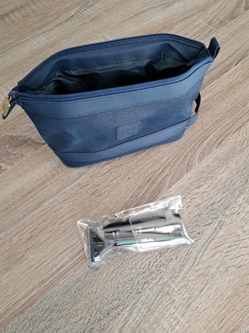 First Class toilettas met Gilette scheermesje, Bijoux, Sacs & Beauté, Enlèvement ou Envoi, Neuf, Bleu, Homme ou Femme