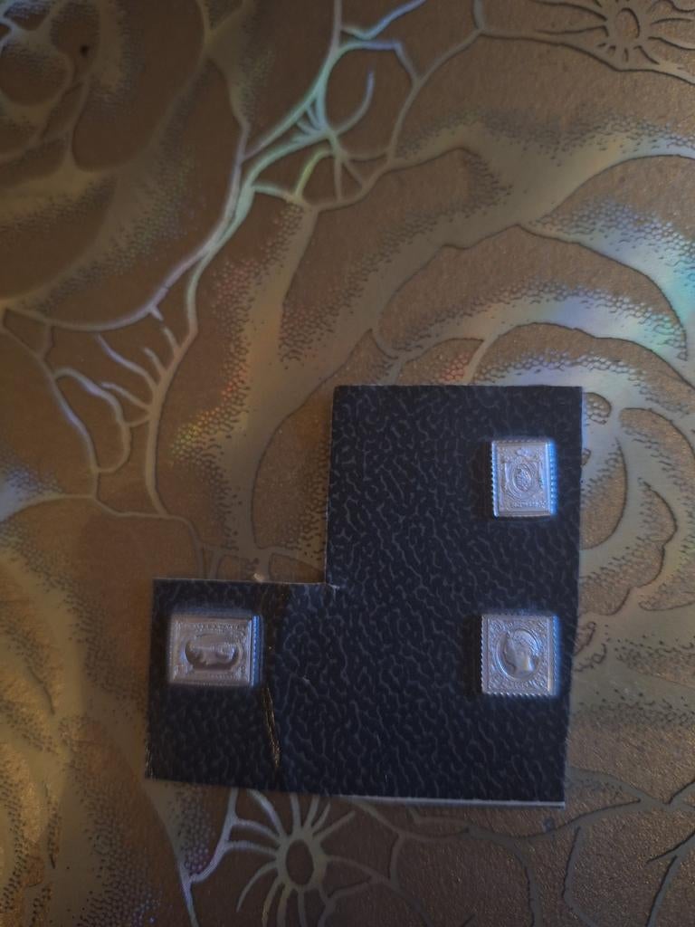 Petits timbres en argent, Enlèvement