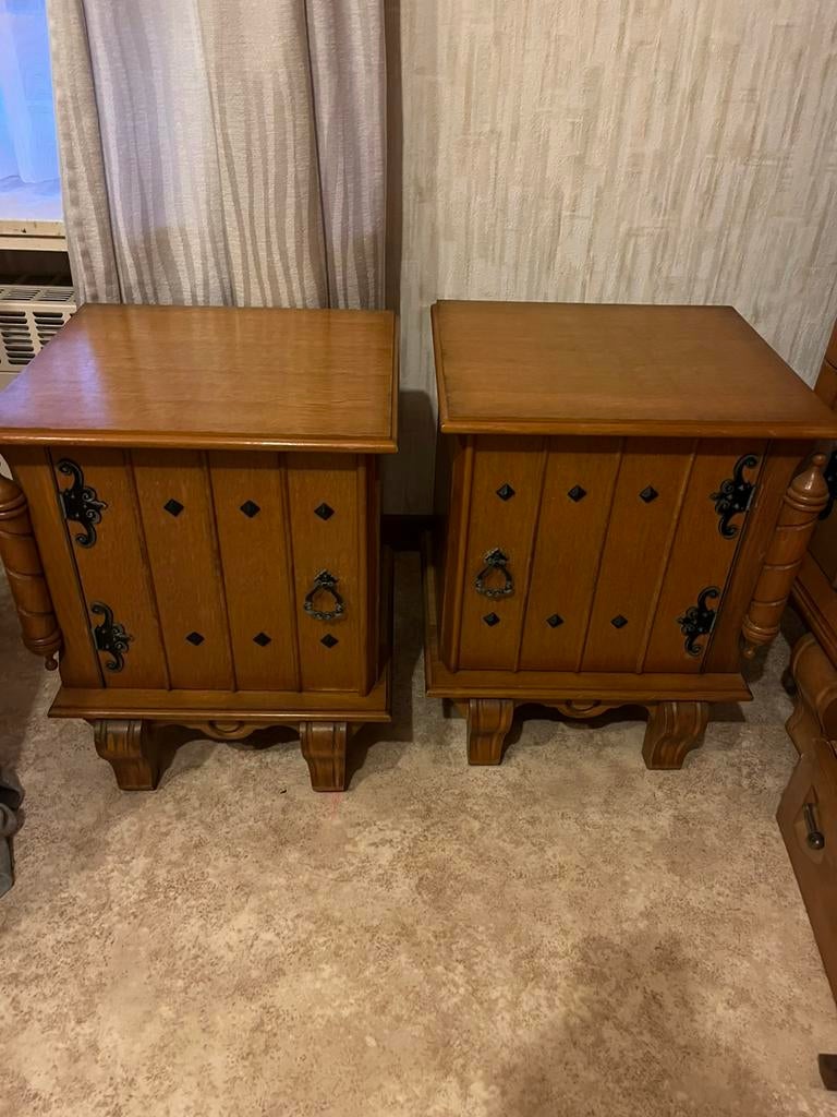 2 antieke nachttafeltjes, Moins de 55 cm, Moins de 45 cm, Enlèvement, Utilisé