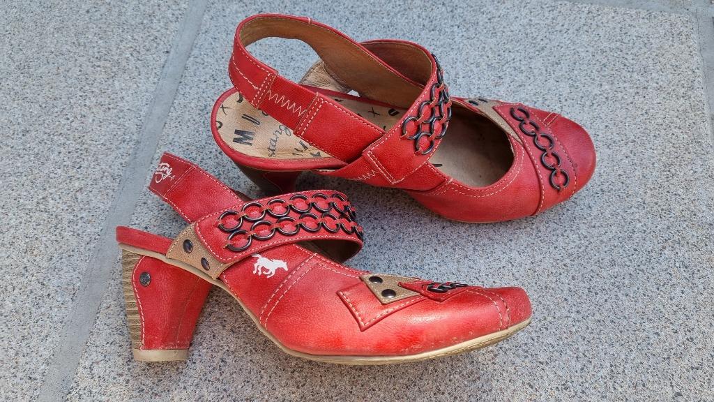 Chaussures Mustang, en bon état, taille 38, Rouge, Enlèvement ou Envoi, Escarpins, Comme neuf
