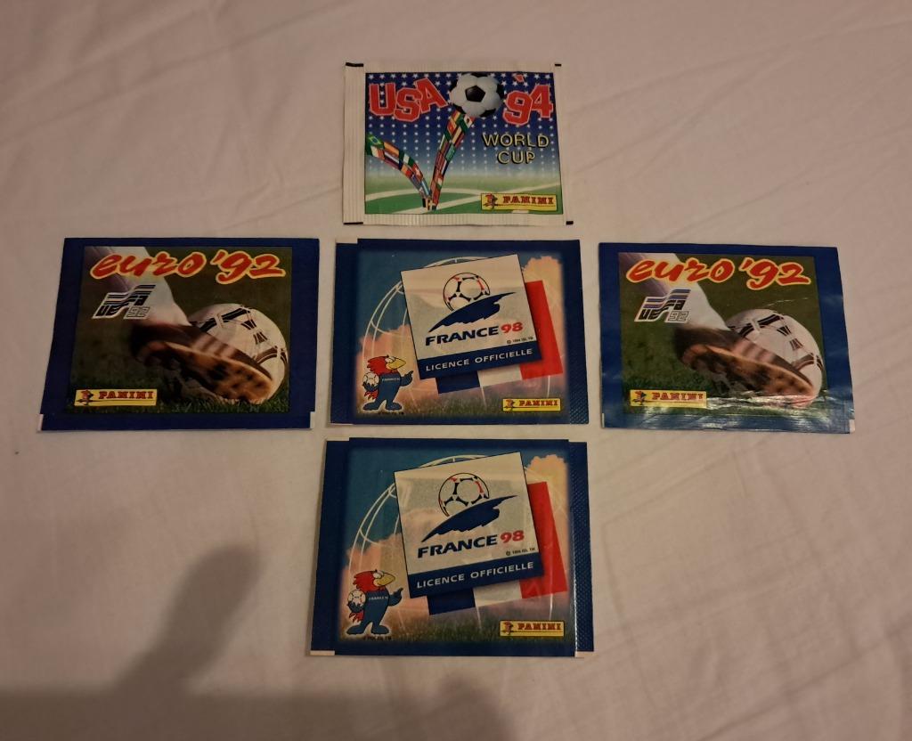 Panini 5 zakjes/packets France 98 Usa 94 Euro 92 in Nieuwsta, Collections, Autocollants, Neuf, Enlèvement ou Envoi
