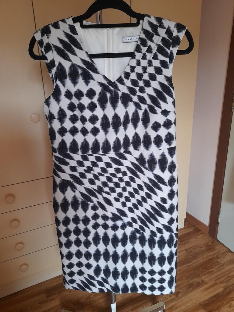 Robe blanche à imprimé noir., Neuf, Taille 38/40 (M), Enlèvement ou Envoi, Au-dessus du genou