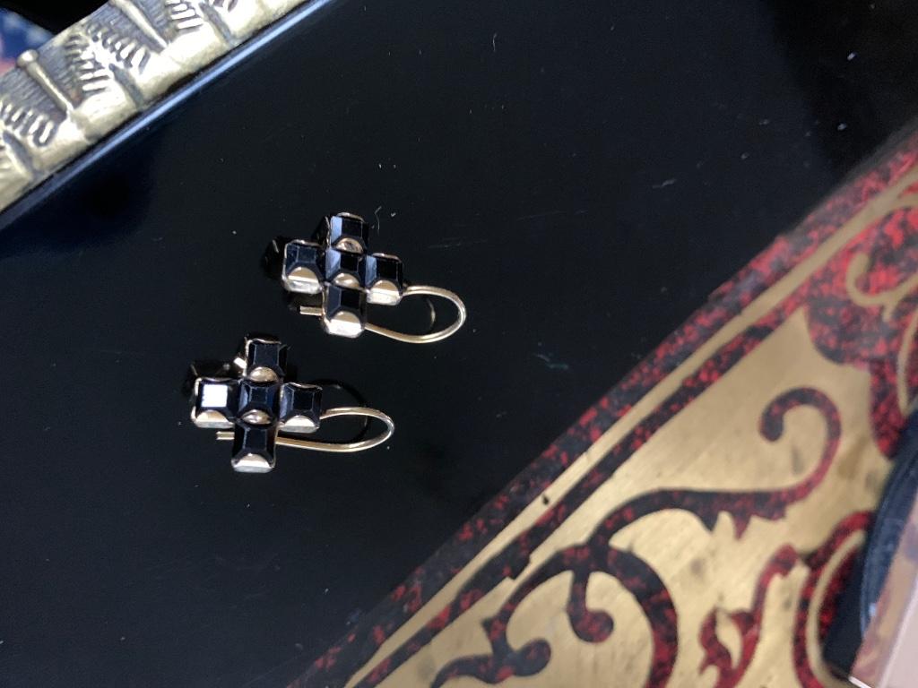 Boucles d’oreilles croix pierres noires dorées, Enlèvement ou Envoi, Comme neuf, Pendantes, Noir