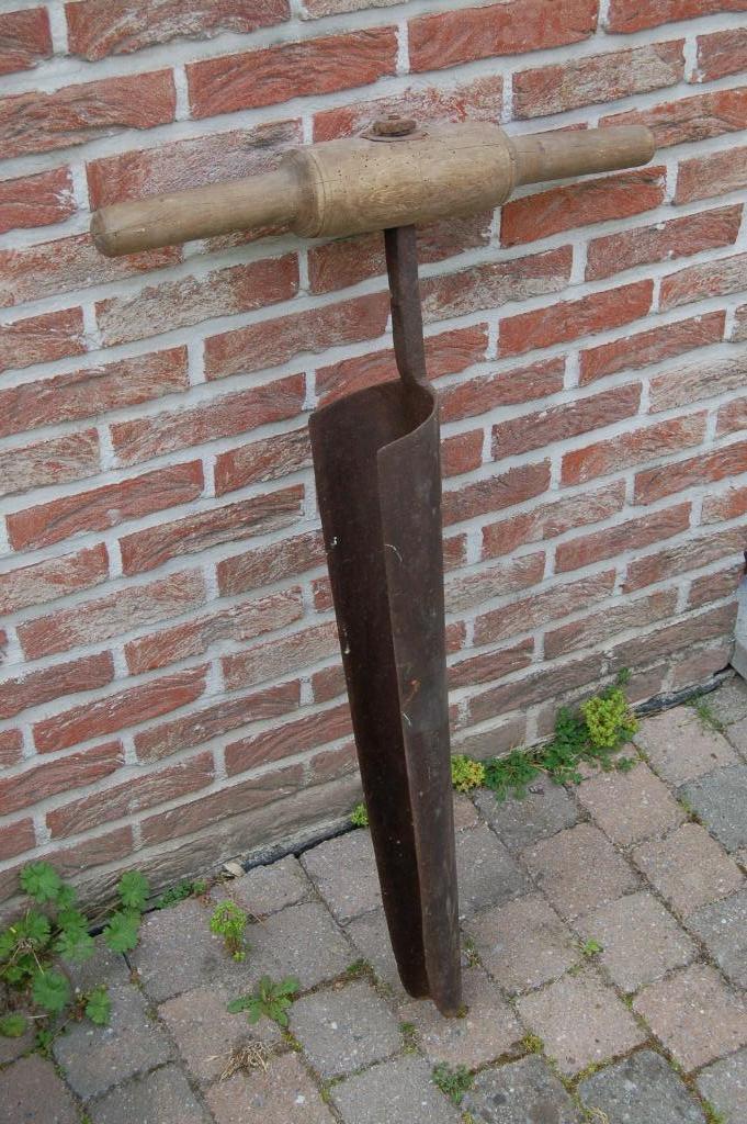 Ancien outil pour faire des trous  - Gueuze, Articles professionnels, Agriculture | Outils, Enlèvement, Autres types