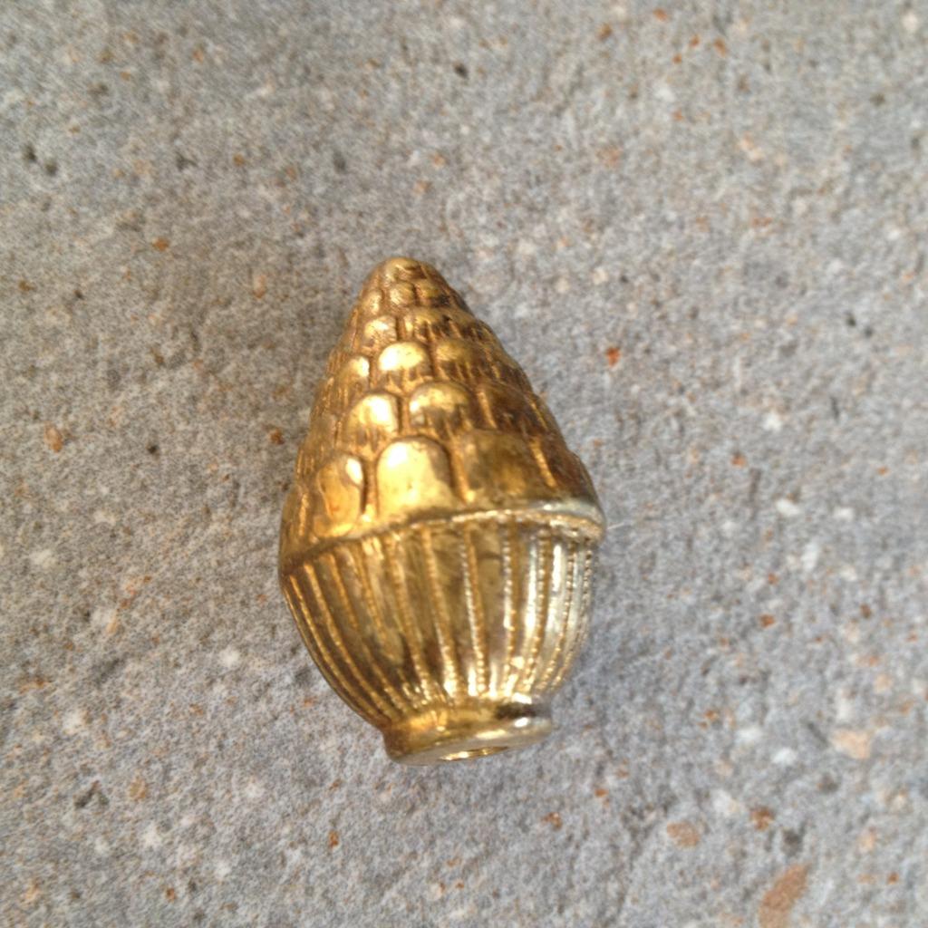 messing dennenappeltje 3 cm lang, Ophalen of Verzenden, Koper