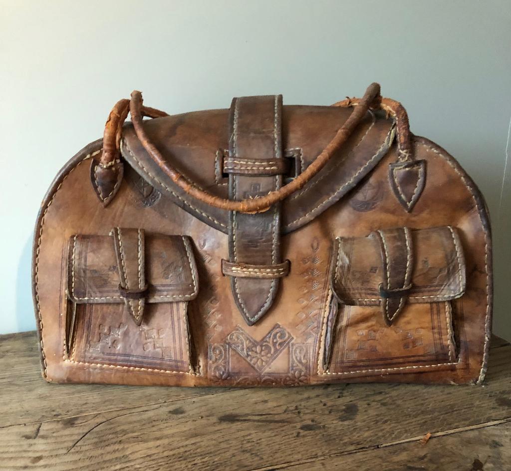 Brocante handtas in bewerkt bruin leder, Antiek en Kunst, Ophalen of Verzenden