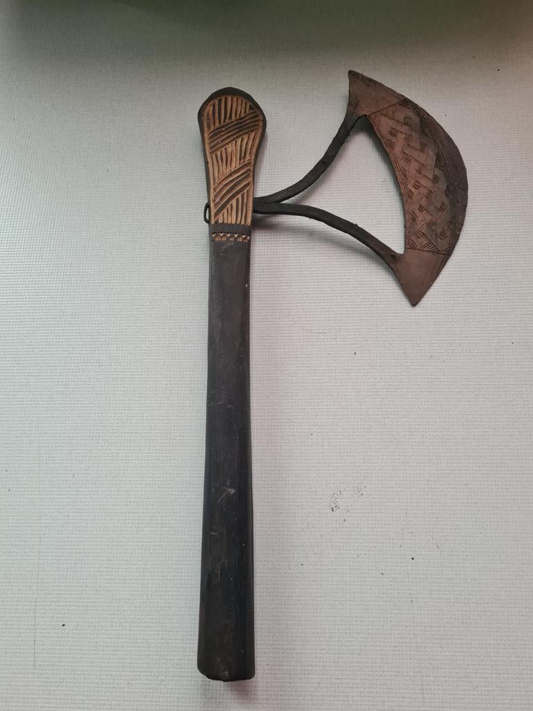 Hache  africaine, Enlèvement