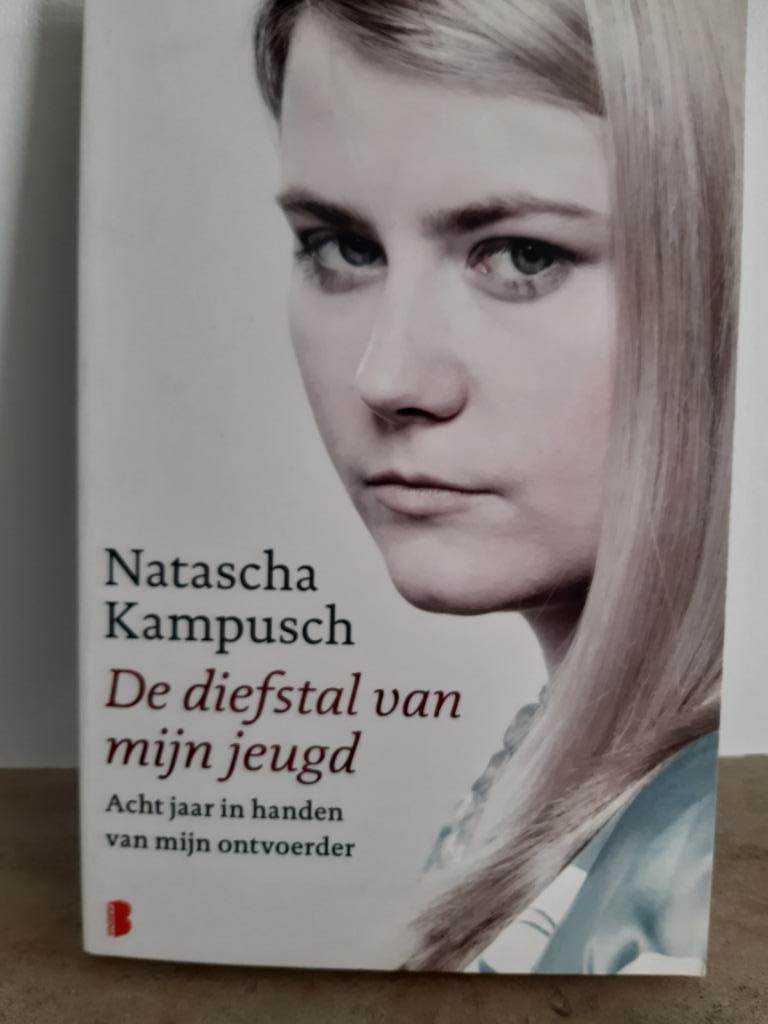 De diefstal van mijn jeugd - zie info - 10 euro, Ophalen, Zo goed als nieuw, Overige onderwerpen, Natascha Kampusch