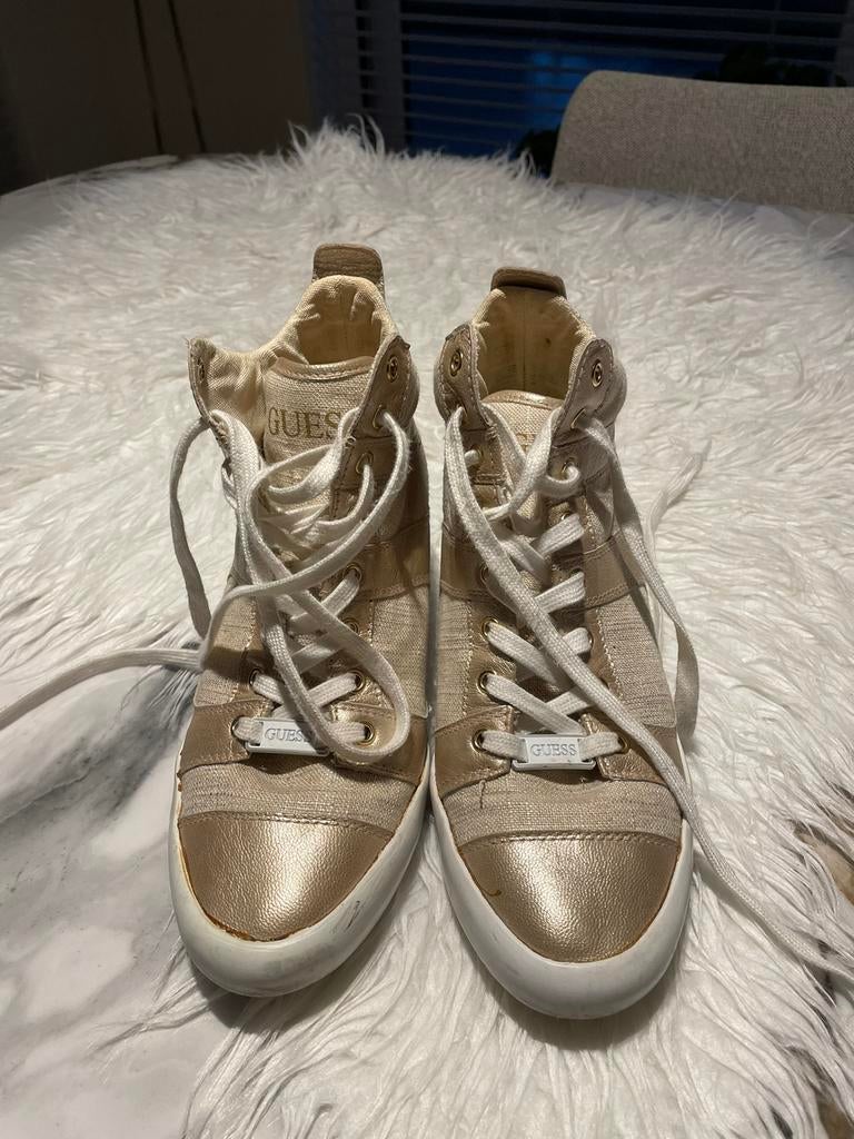 Chaussures guess, Enlèvement