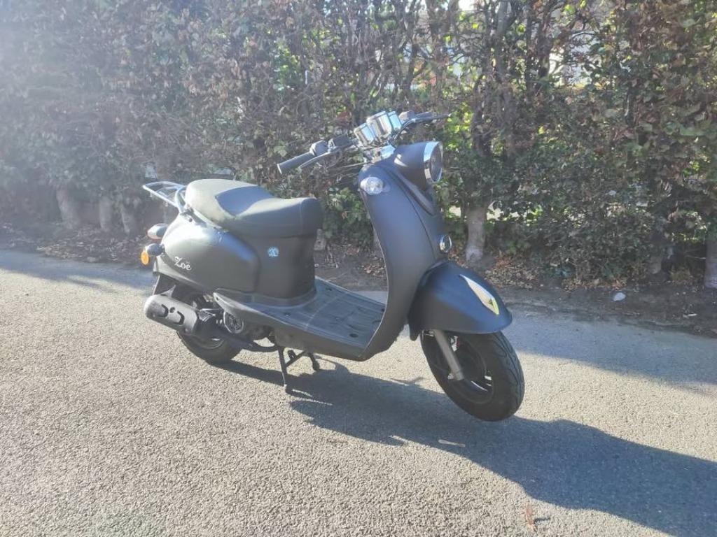zoe scooter a klasse zwart, Fietsen en Brommers, Gebruikt, Benzine, Ophalen, Overige merken