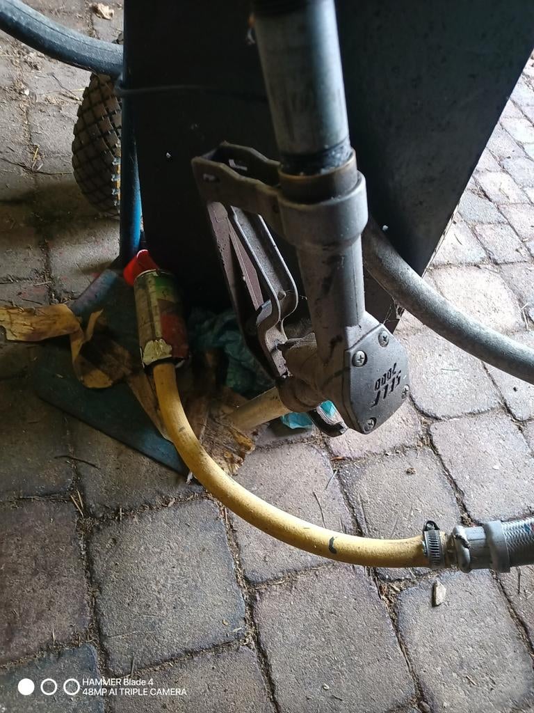 Diesel pomp met pistool op kar, Doe-het-zelf en Bouw, Ophalen