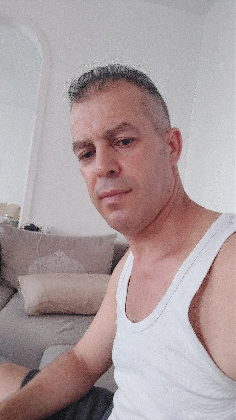 sami je cherche une belle femme, Contacts & Messages