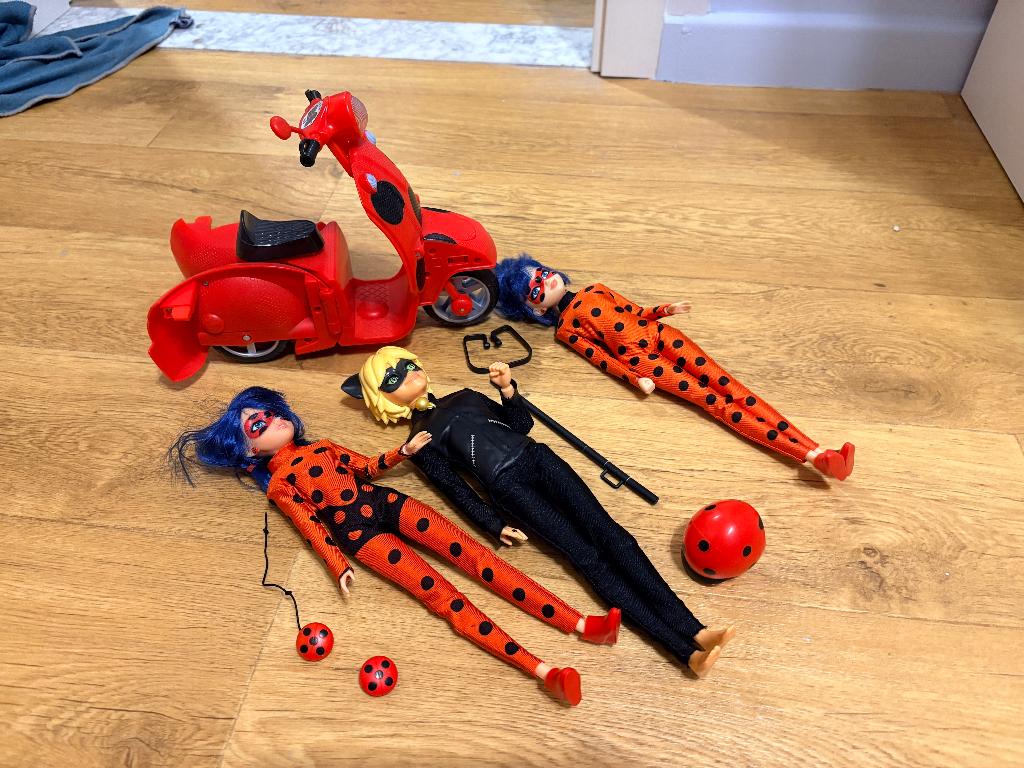 Ladybug huis + scooter + 3 figuren, Kinderen en Baby's, Ophalen of Verzenden, Gebruikt, Overige typen