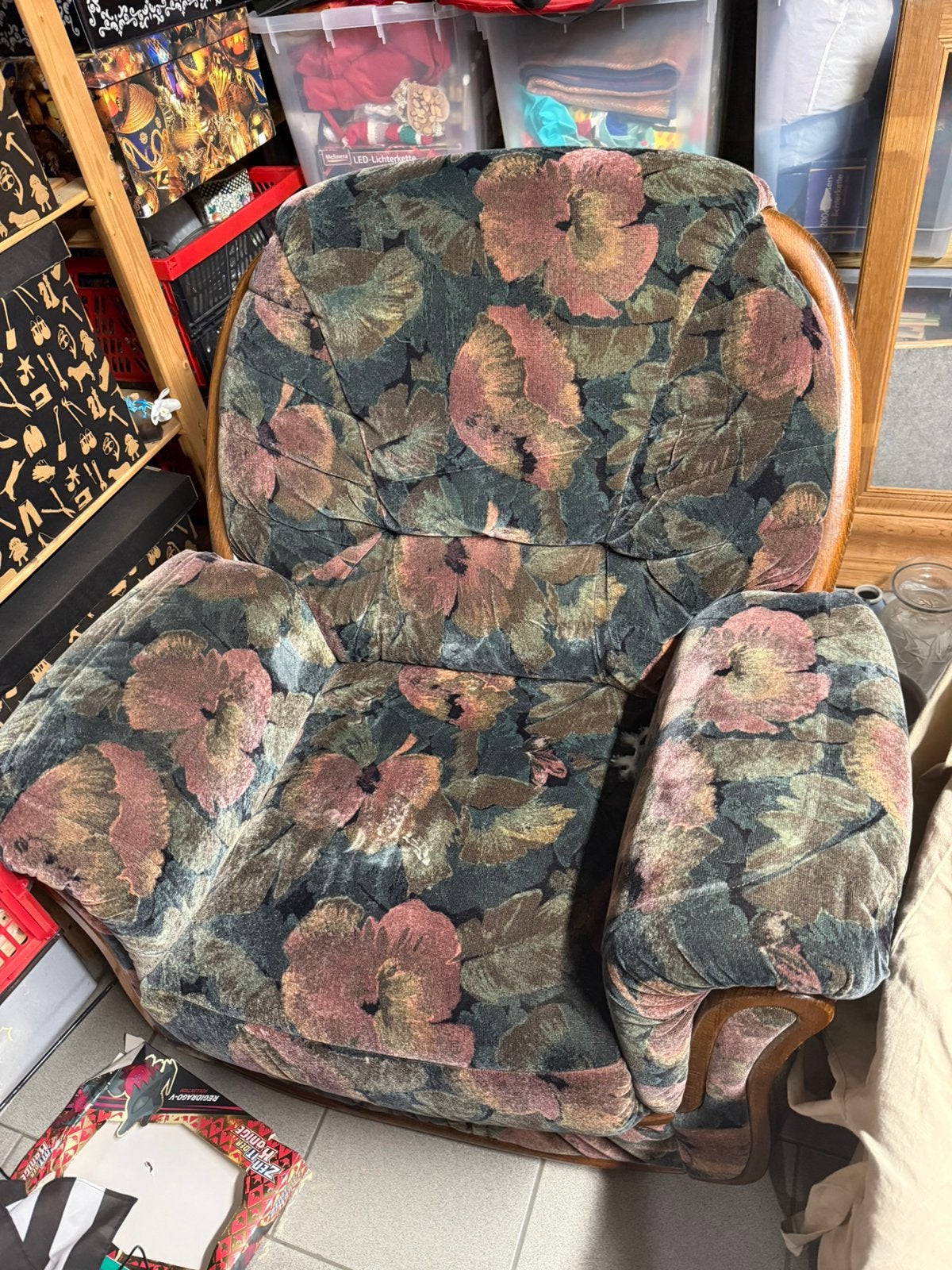 Fauteuil vintage confortable à motifs floraux, Huis en Inrichting, Ophalen, Zo goed als nieuw, Hout