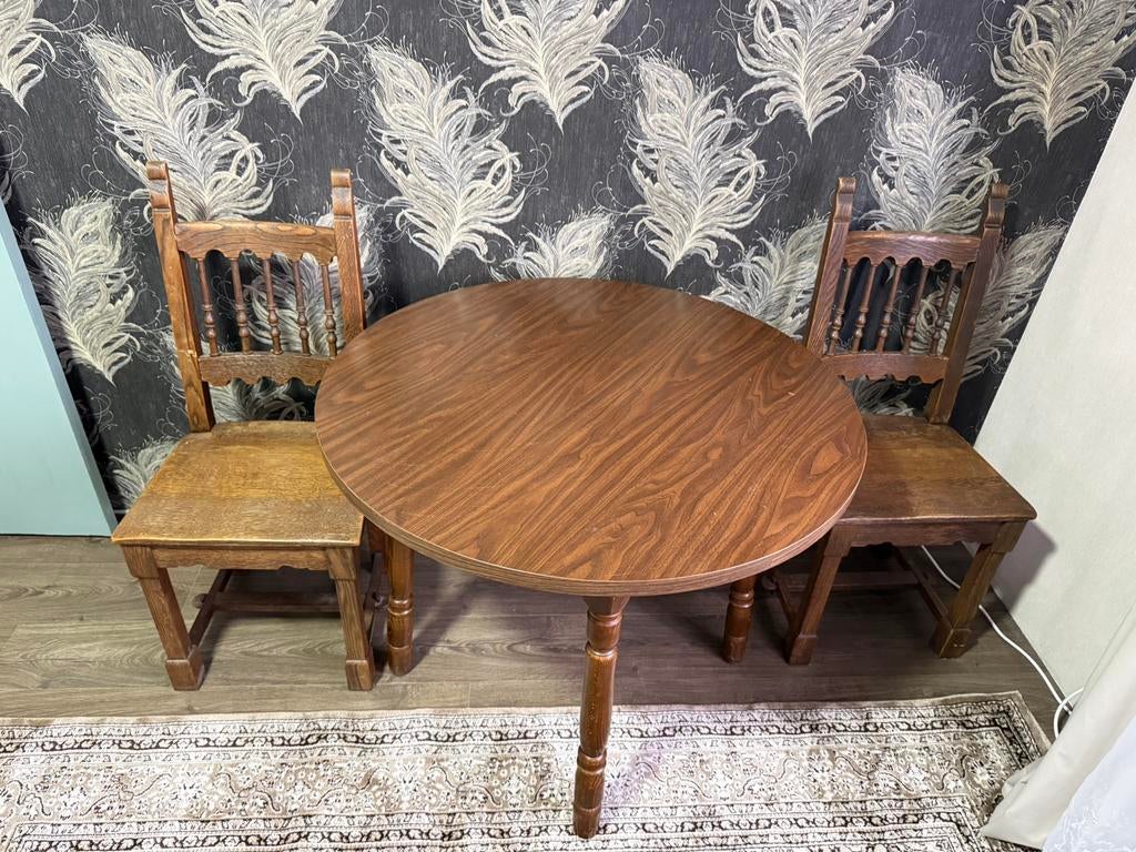 Table ronde en bois massif style antique + 2 chaises !, Enlèvement