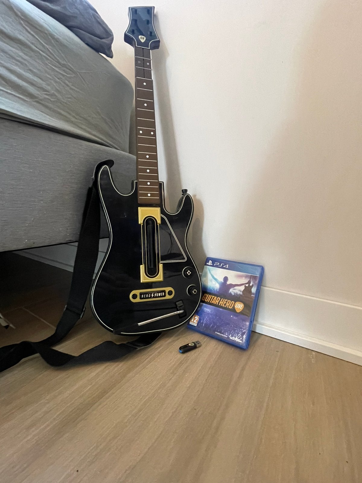 Gitar Hero live + gitaar, Games en Spelcomputers, Ophalen, Gitaar, Drumstel of Dj-set, Zo goed als nieuw, PlayStation 4
