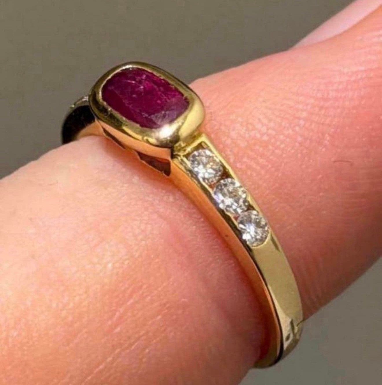 18 karaat gouden ring met robijn en 6 natuurlijke diamanten!, 18 tot 19, Geel, Ophalen of Verzenden, Met edelsteen