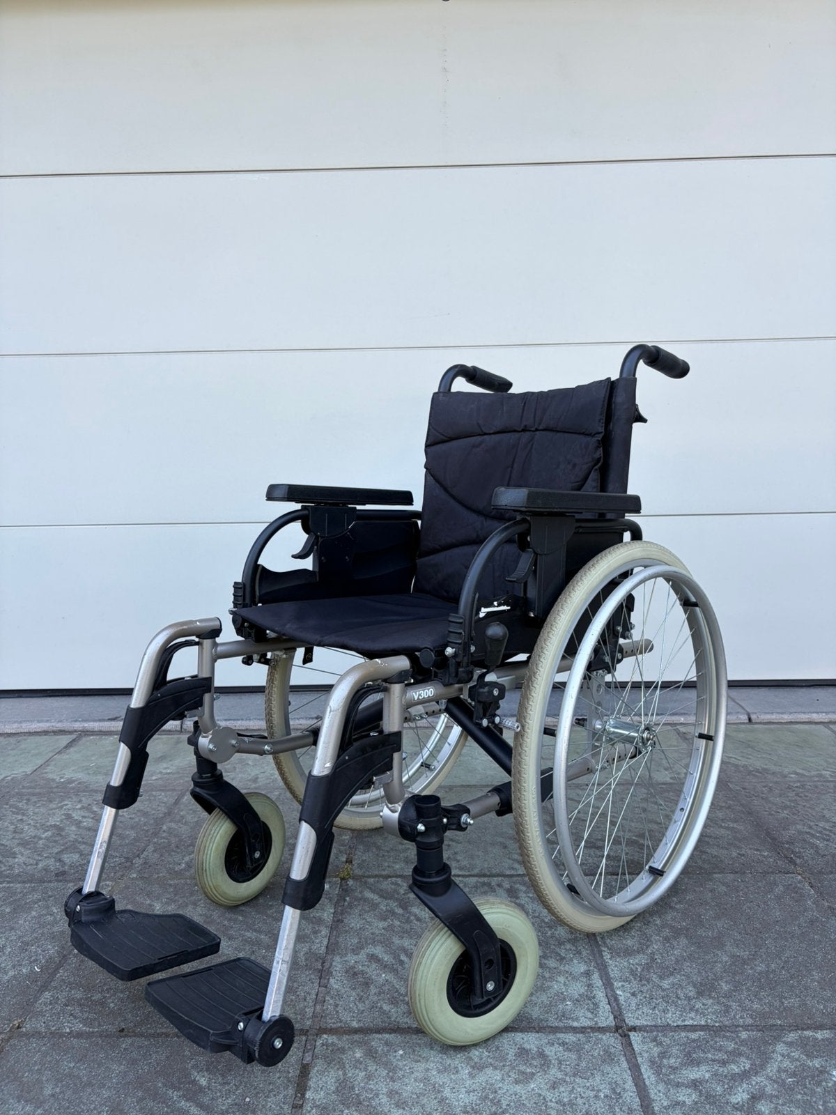 Chaise roulante pliable V 300 Vermeiren etat neuf, Enlèvement ou Envoi, Pliant, Comme neuf, Fauteuil roulant manuel