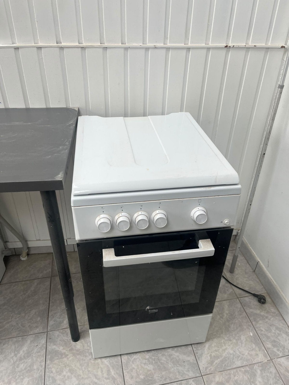 Cuisinière à Gaz, marque Beko, Gaz, Plaque chauffante, 4 zones de cuisson, Enlèvement