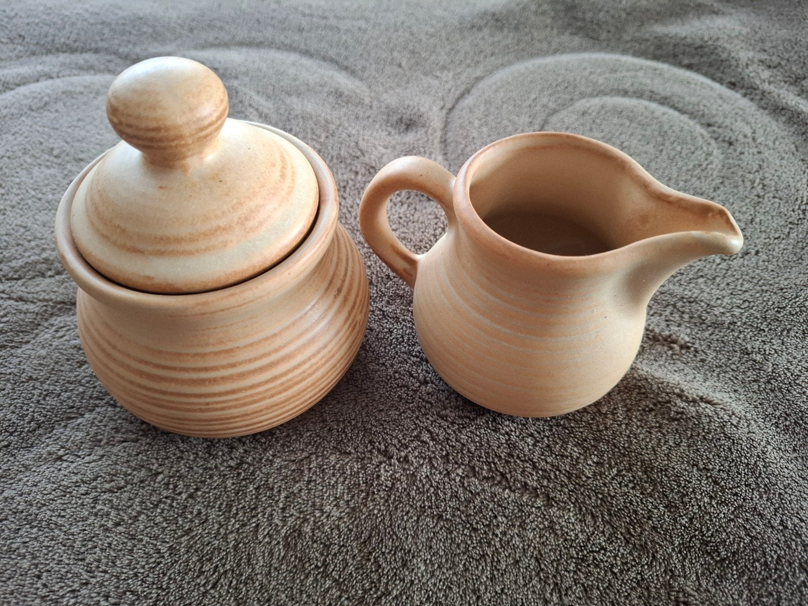 Handgemaakt aardewerk. Melk en suiker, Ophalen