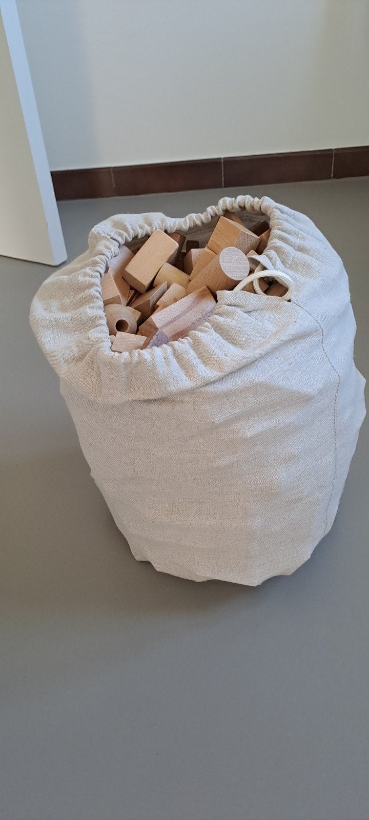 grote zak met houten blokken, Ophalen