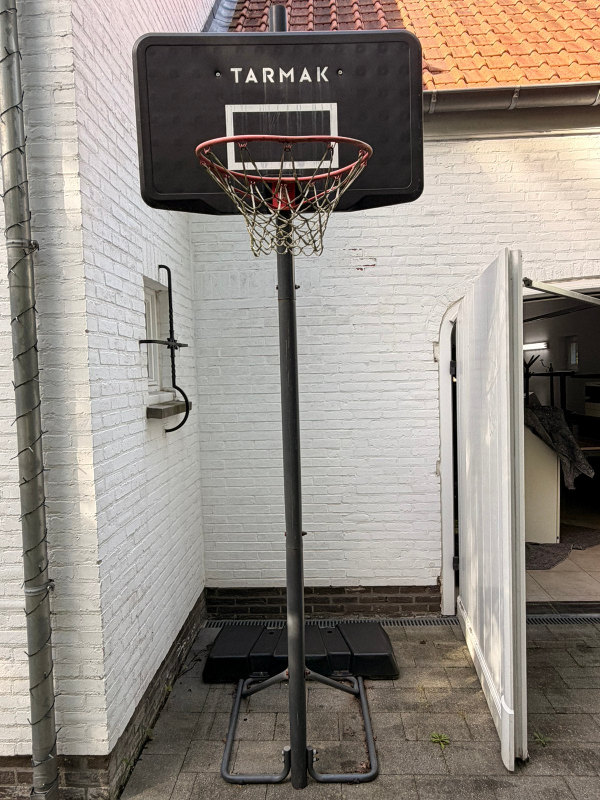 Basketbalstandaard met basketbal, Sport en Fitness, Ophalen, Zo goed als nieuw
