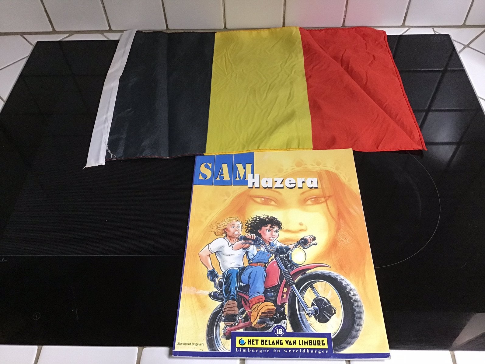 Bande dessinée de Sam Hazera avec drapeau belge, Enlèvement ou Envoi, Comme neuf