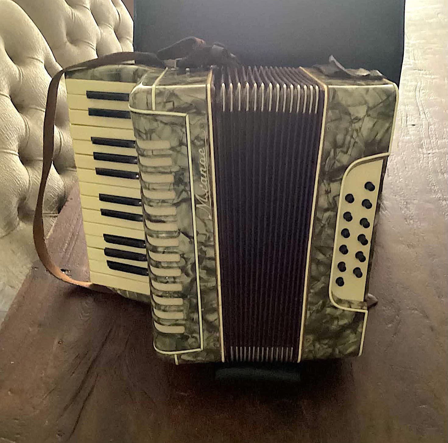 Te koop accordeon Mianare ., Ophalen of Verzenden, Zo goed als nieuw, Met koffer