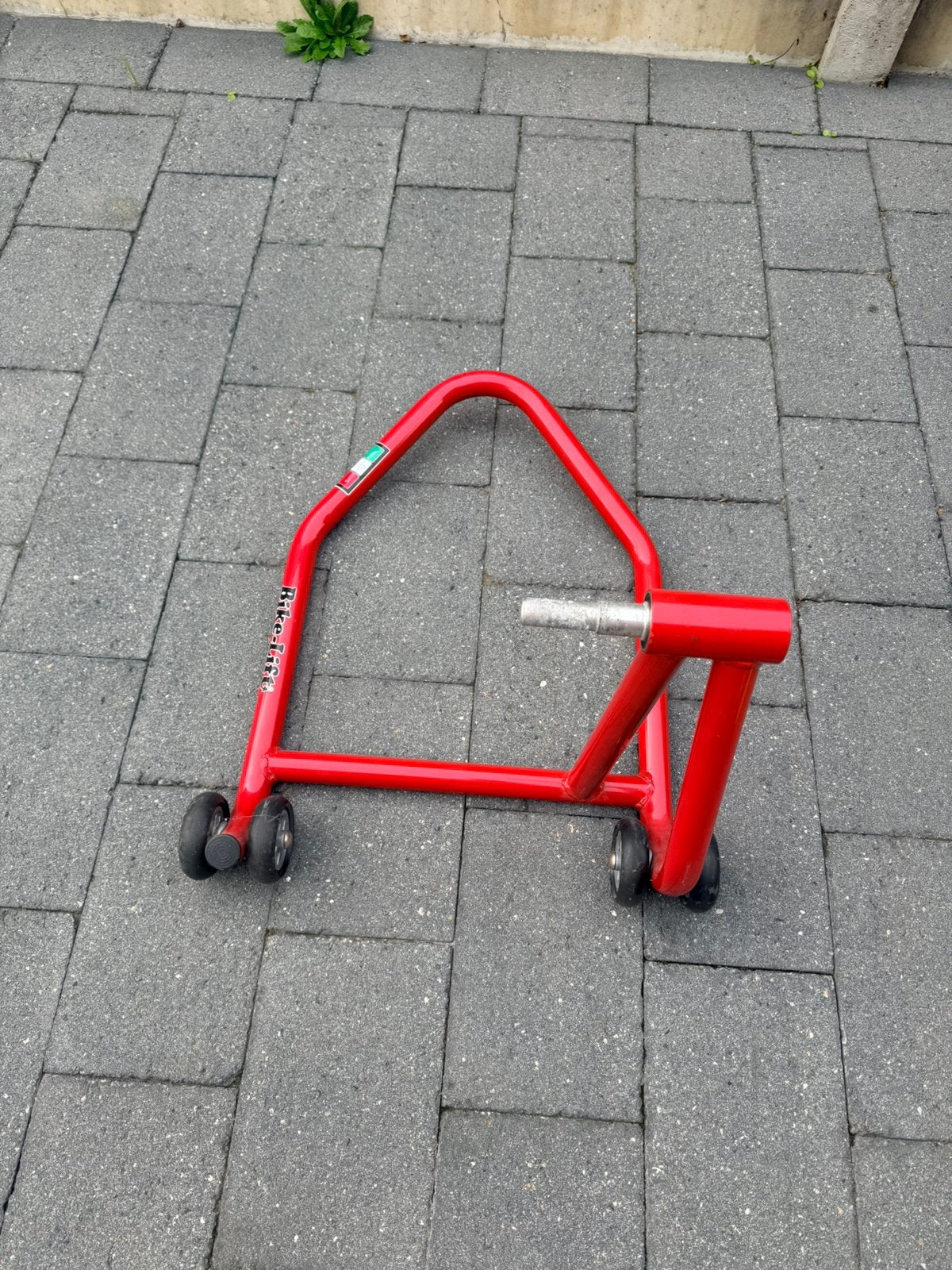 Paddock stand, Motoren, Ophalen
