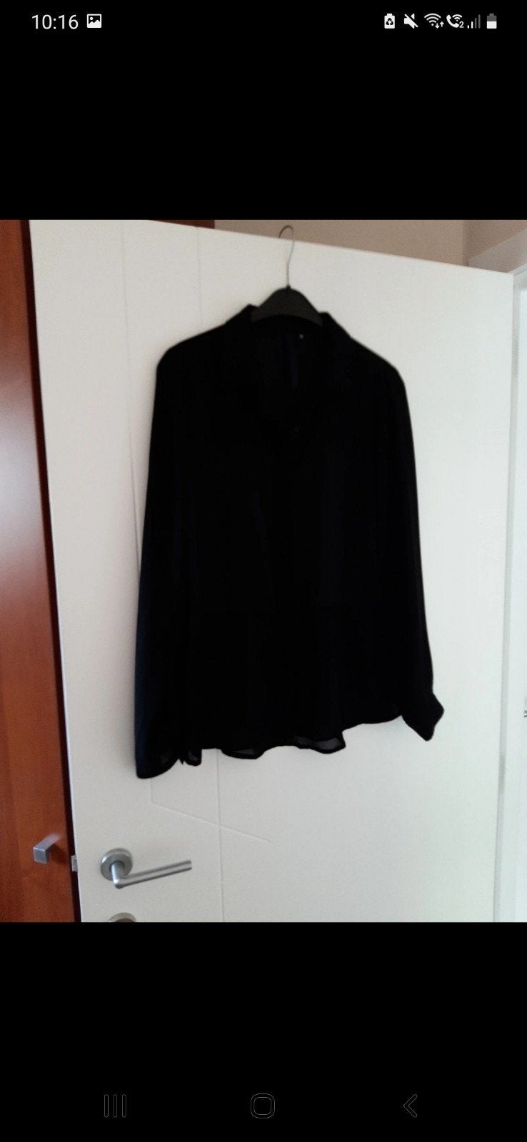 Zwarte hemdsblouse, Ophalen